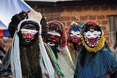 Côte d'Ivoire: Des masques traditionnels chicotent un enseignant Côte d'Ivoire: Des masques traditionnels chicotent un enseignant